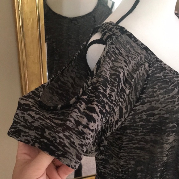 Ethyl peek a boo shoulder Size Small - Picture 2 of 4